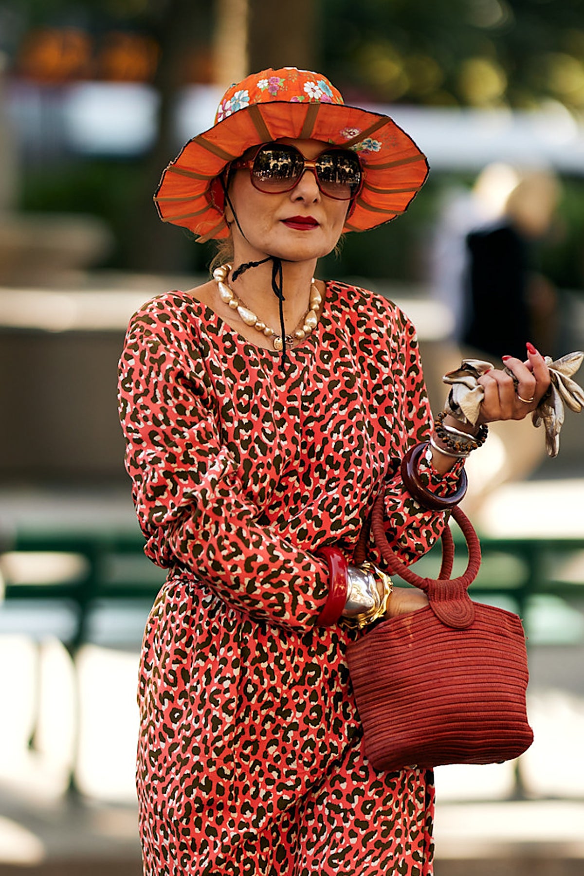 Mujer madura con look colorido.