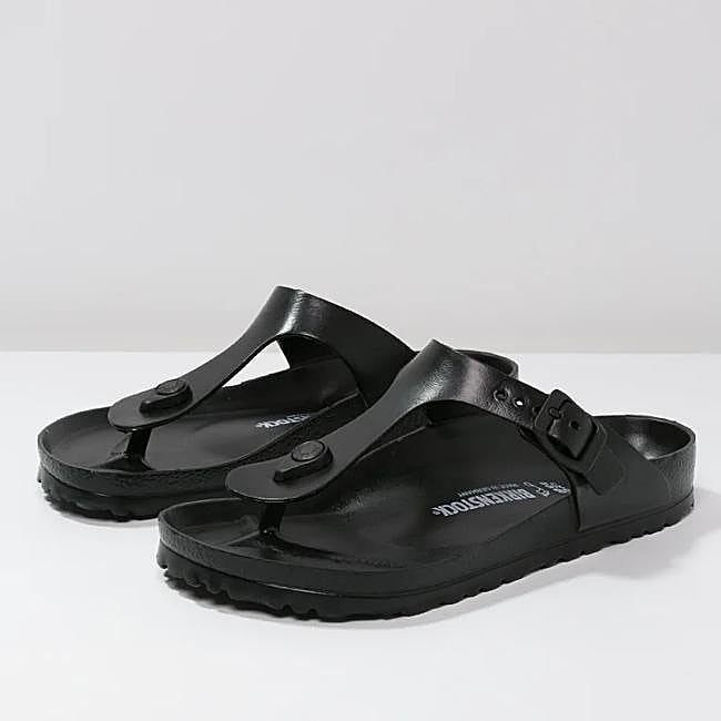 Sandalia negra de Birkenstock, 49,95 euros.