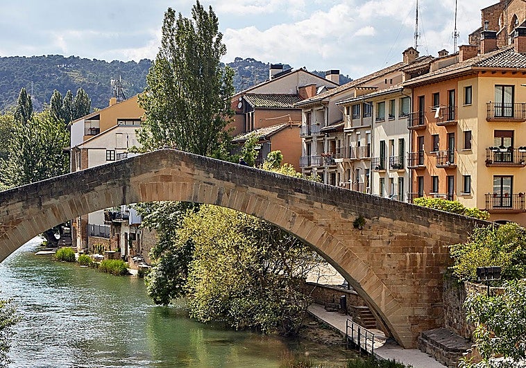 Estella es monumental y muy verde, regada por el río Ega.