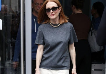 Julianne Moore con pantalones anchos