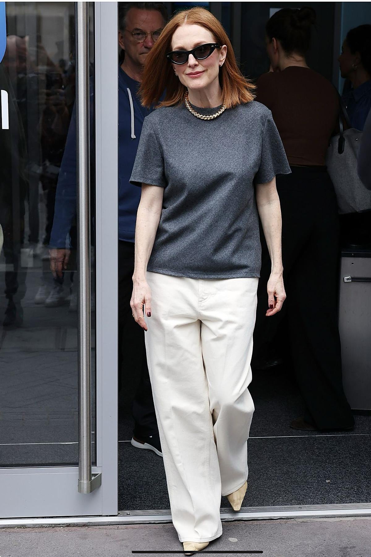 Julianne Moore con pantalones anchos