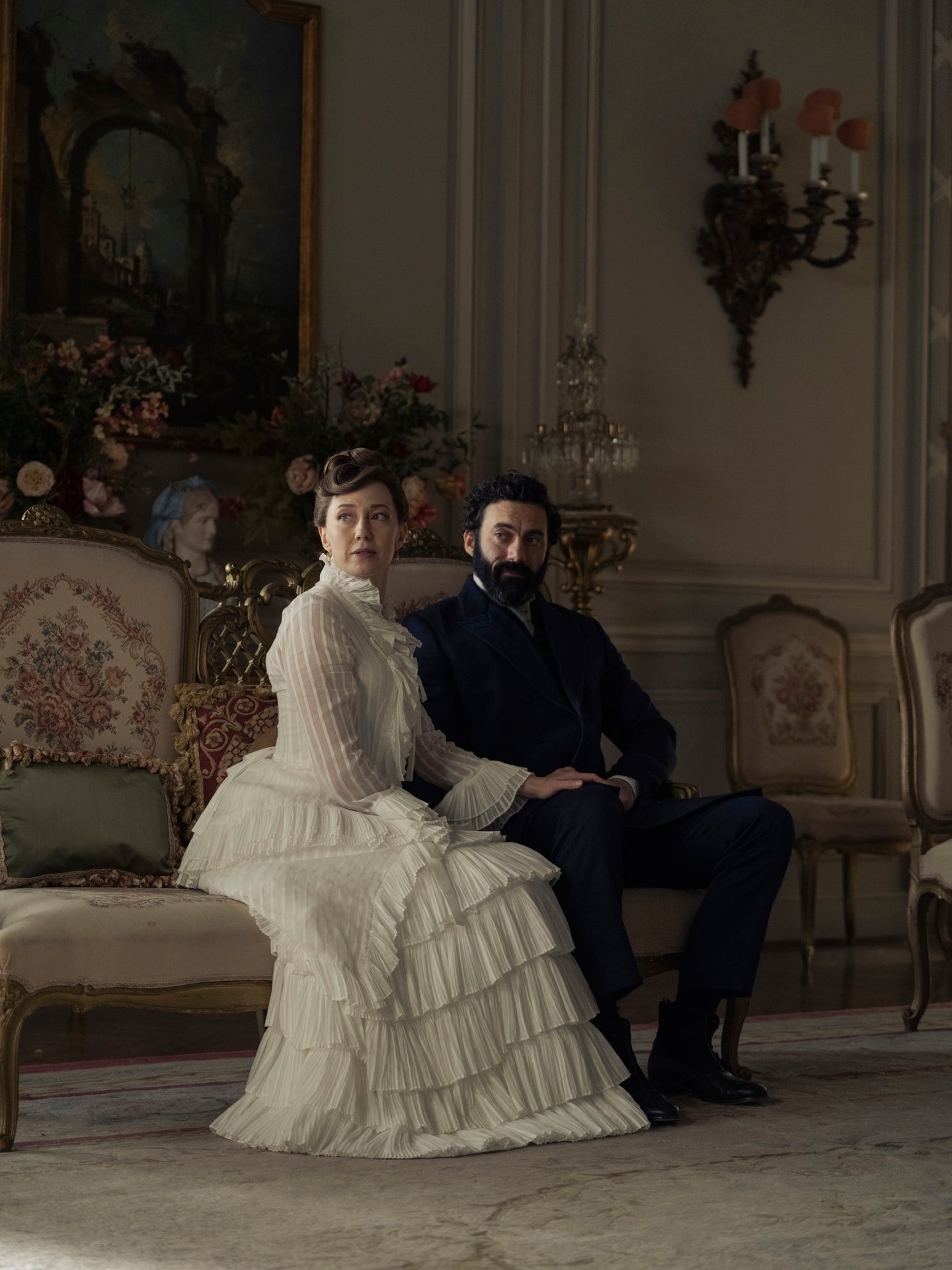 Carrie Coon y Morgan Spector como Bertha y George Russell, dos de los protagonistas de serie de época La edad dorada.
