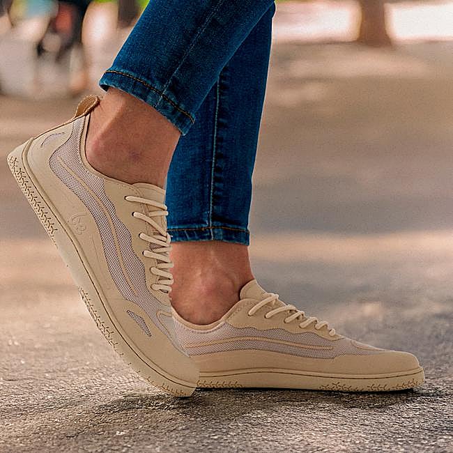 Zapatillas en color crema estilo Barefoot de Belenka.