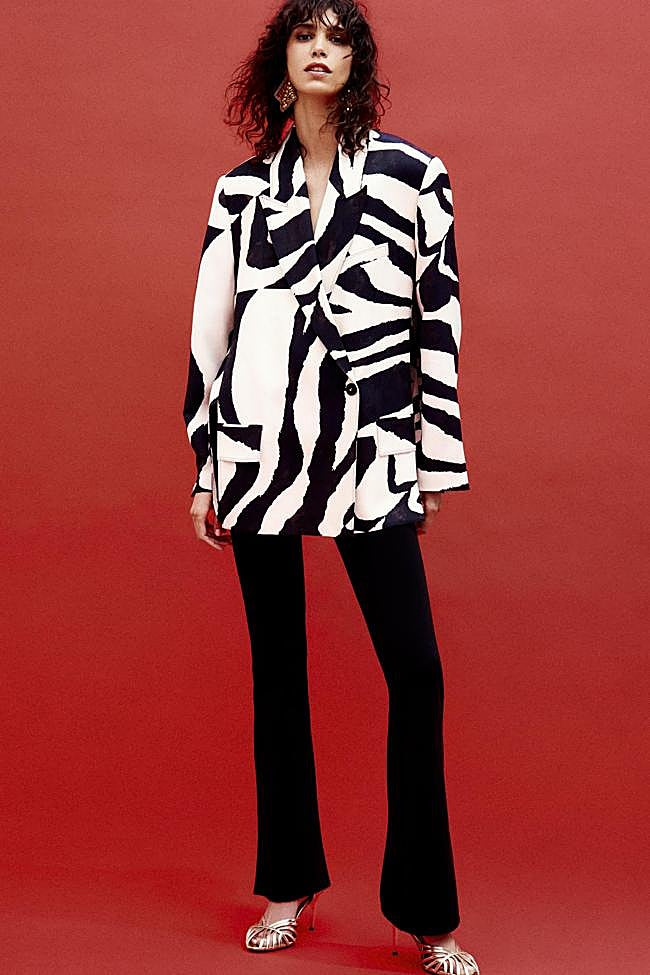 Blazer con estampado de cebra de Zara.