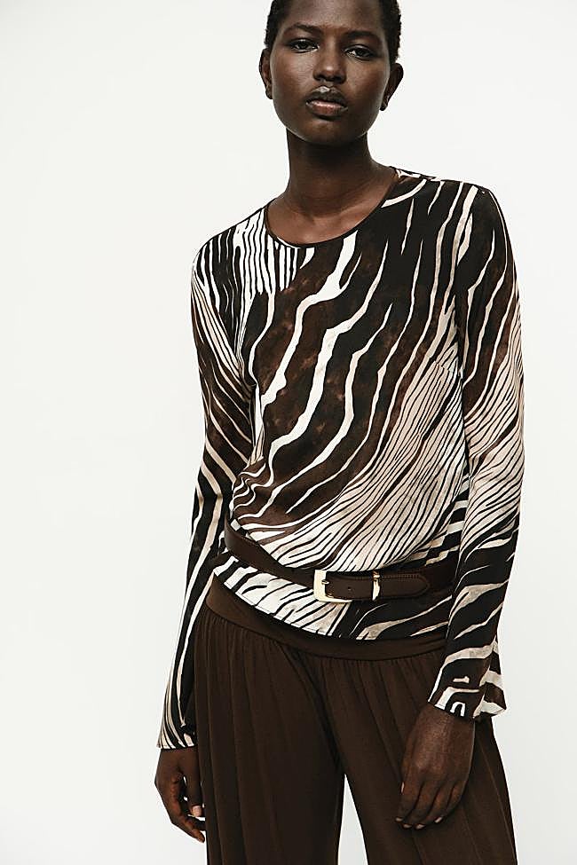 Blusa con estampado de cebra de Mango.