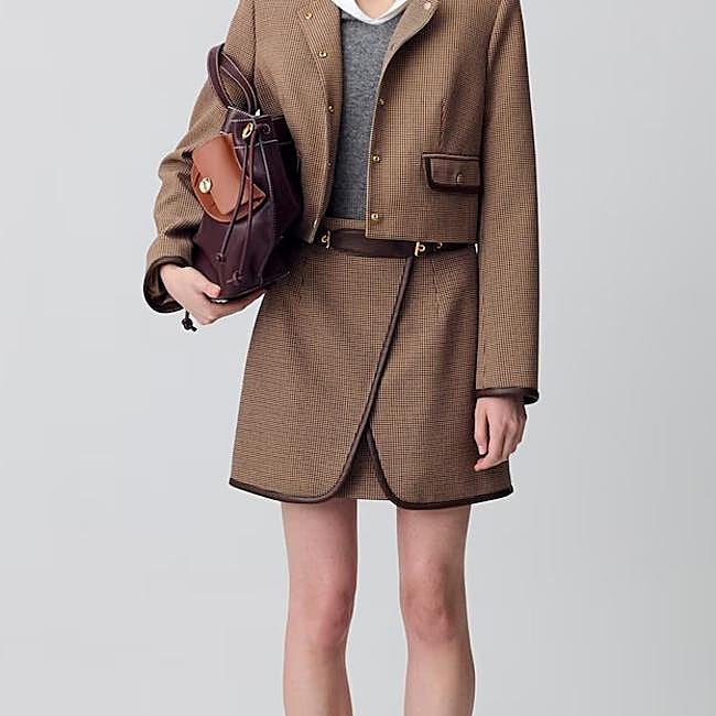 Falda corta marrón de Claudie Pierlot, 245 euros.