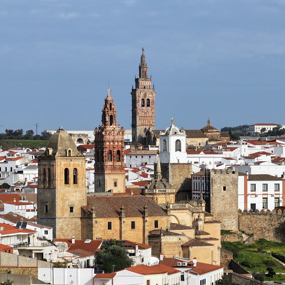 La villa pacense de los templarios presumiendo de torres.
