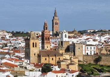 El pueblo amurallado de Badajoz que no te puedes perder este verano: castillo templario, las cuatro torres de su skyline y el alabadísimo cerdo ibérico