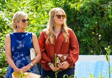 La reina Máxima de Holanda junto a su hija, la princesa heredera Amalia.