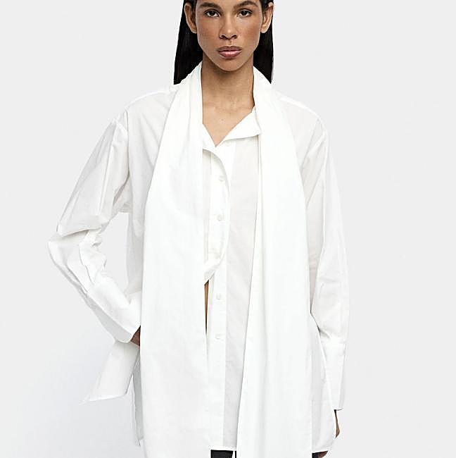 Camisa blanca con lazada en el cuello