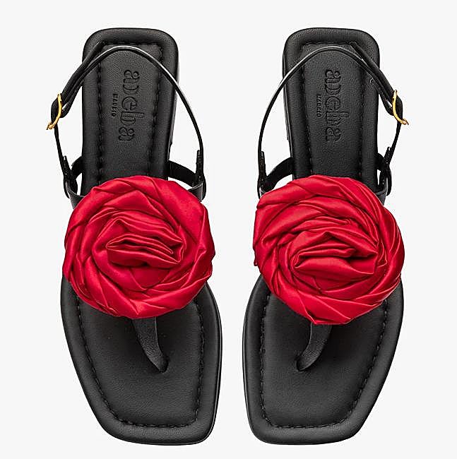Sandalias negras con flor de Adeba, 166 euros.