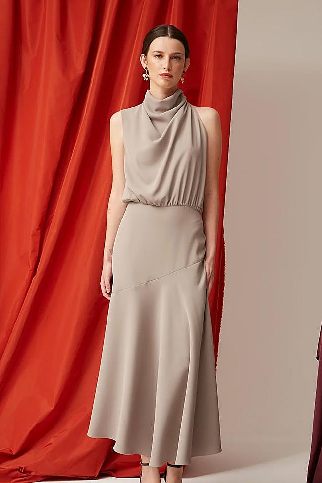 Vestido con cuello drapeado en gris de Coosy.