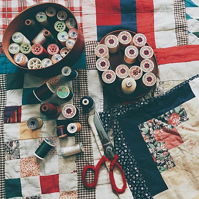 Útiles y el arte del patchwork, una técnica de costura que ha sido utilizada para contar historias o preservar el pasado de una familia.