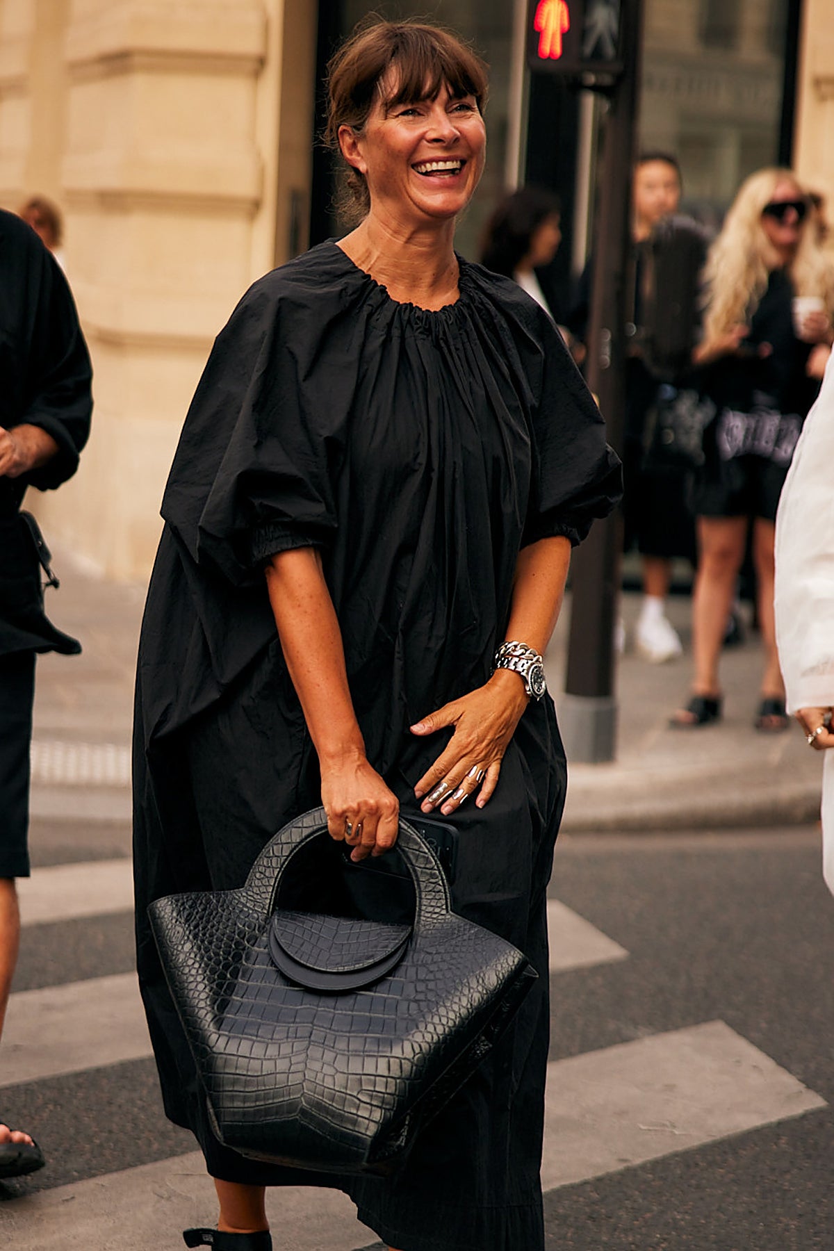 Mujer con la piel luminosa.