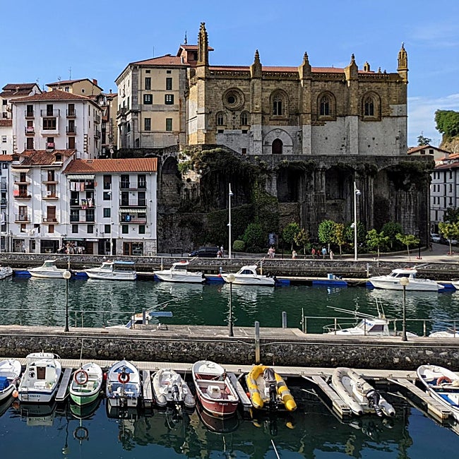 Una estampa de Ondarroa presidida por la iglesia Andra Mari.