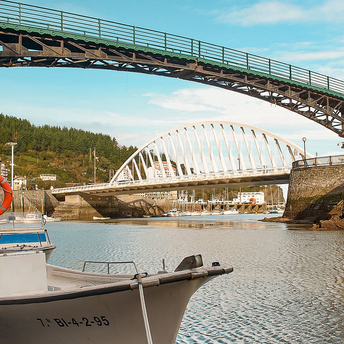 Ondarroa presume de puente giratorio y del Itsasaurre, obra de Santiago Calatrava.