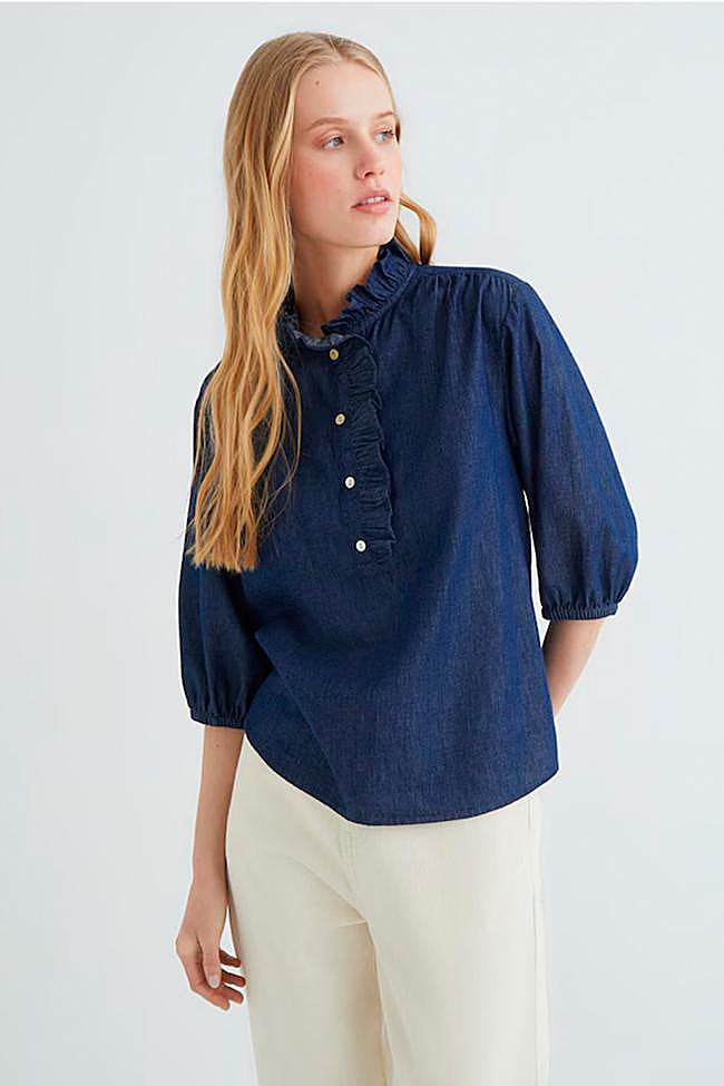 Blusa en denim con volantes de Hipercor.