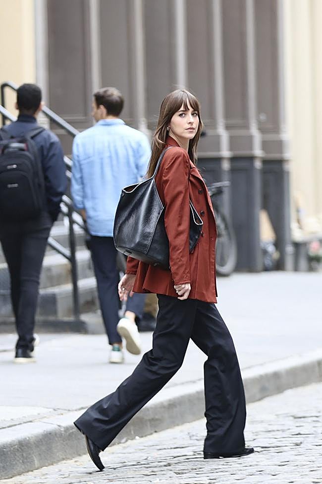 Dakota Johnson con el bolso de Hereu.
