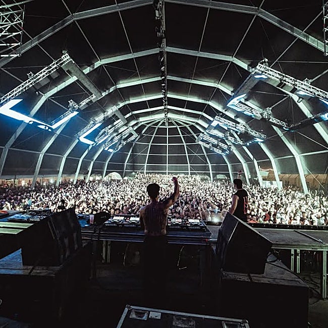 Los asistentes al festival Aquasella 2025, en pleno baile.