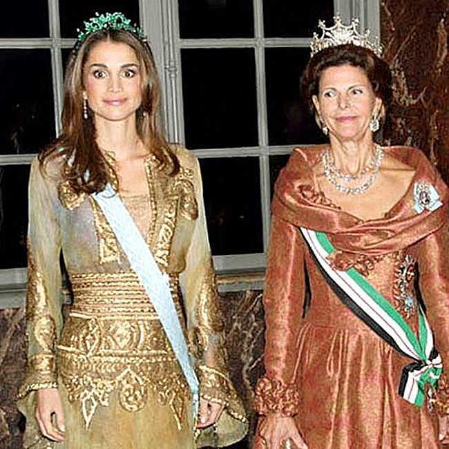 Rania de Jordania luciendo la tiara de esmeraldas en 2003.