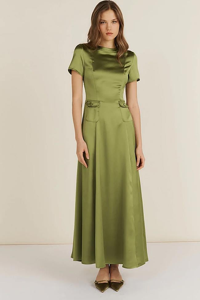 Vestido satinado en verde de María de la Orden.