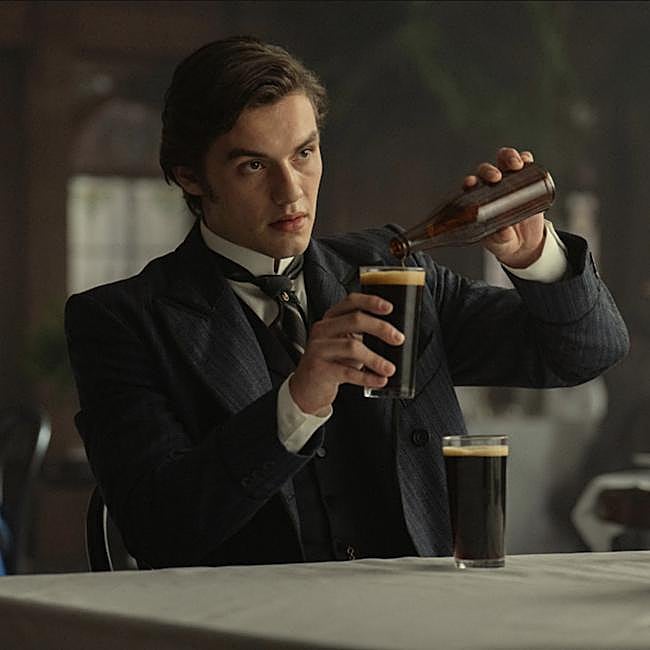 Louise Partridge es Edward Guinness en la serie de Netflix, House of Guinness.