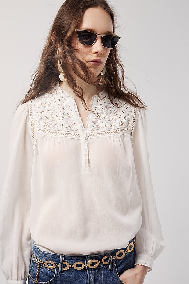 Camisa blanca de Sfera (25,99 euros)