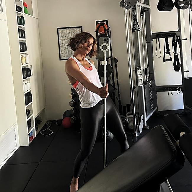 Halle Berry haciendo ejercicios fitness.