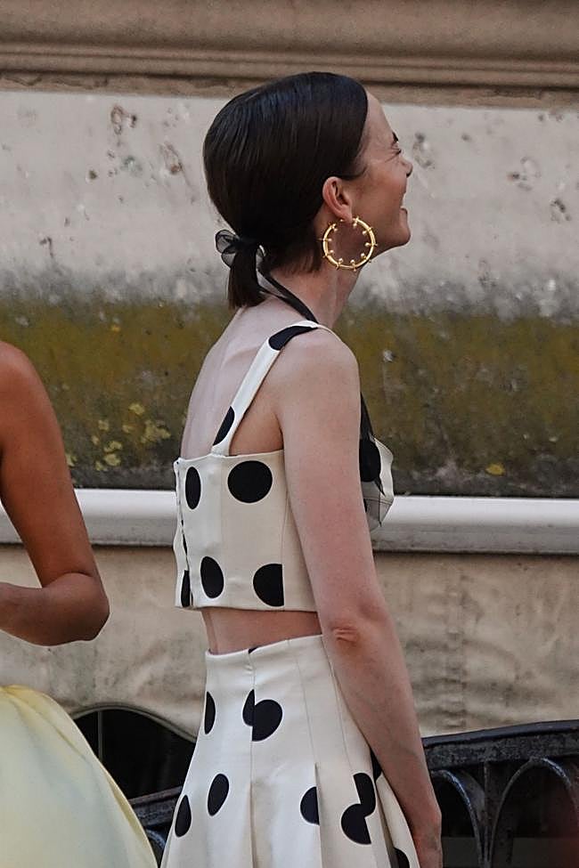 Emily añadió unos pendientes de aro dorados.