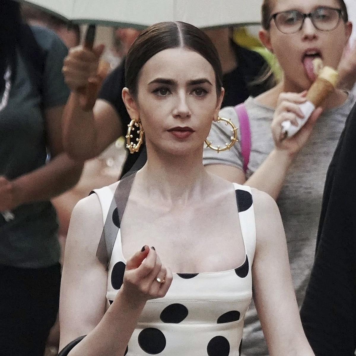 Lily Collins rodando en Venecia la nueva temporada de Emily in Paris.