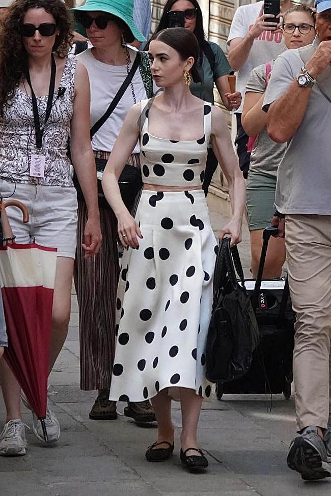 Emily con un conjunto de lunares de top y falda.