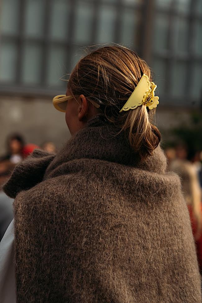 Un semirrecogido con clip XL en amarillo.