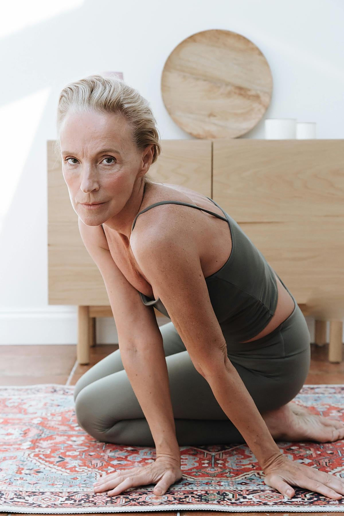 Mujer haciendo posturas de yoga.