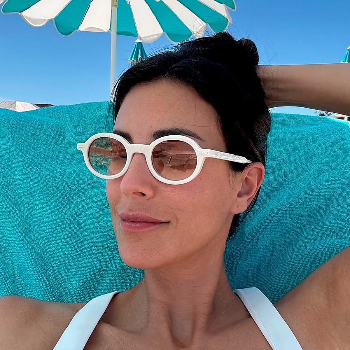 Sassa de Osma con gafas con montura blanca.