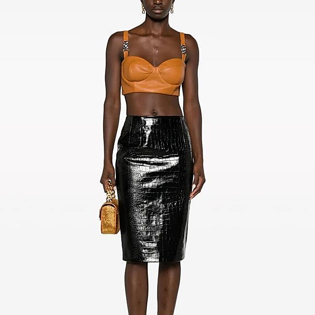 Falda negra de Versace, 877 euros.