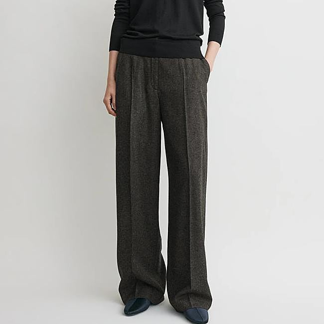 Pantalones grises de Totême, 460 euros.