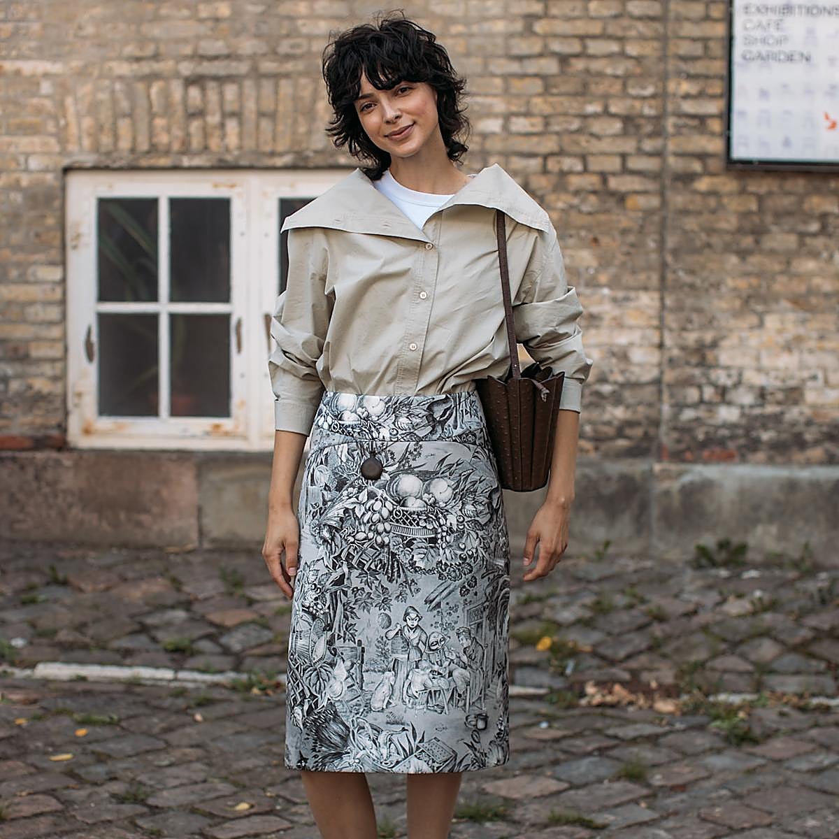 Flores texturizadas en tops, vestidos y faldas: la microtendencia favorita de las elegantes.