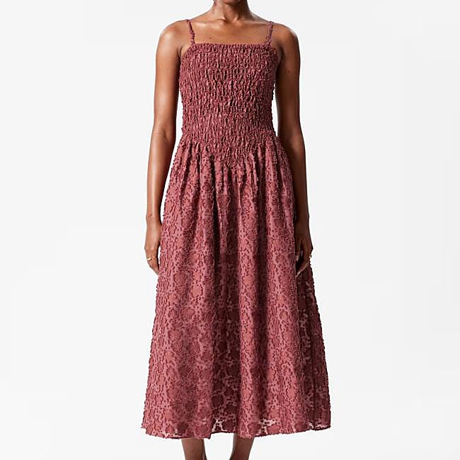 Maxivestido con nido de abeja de &Other Stories, 99,95 euros.