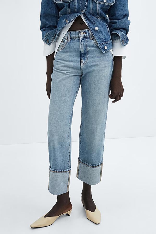 Vaqueros con bajo vuelto en azul claro de Mango Outlet.