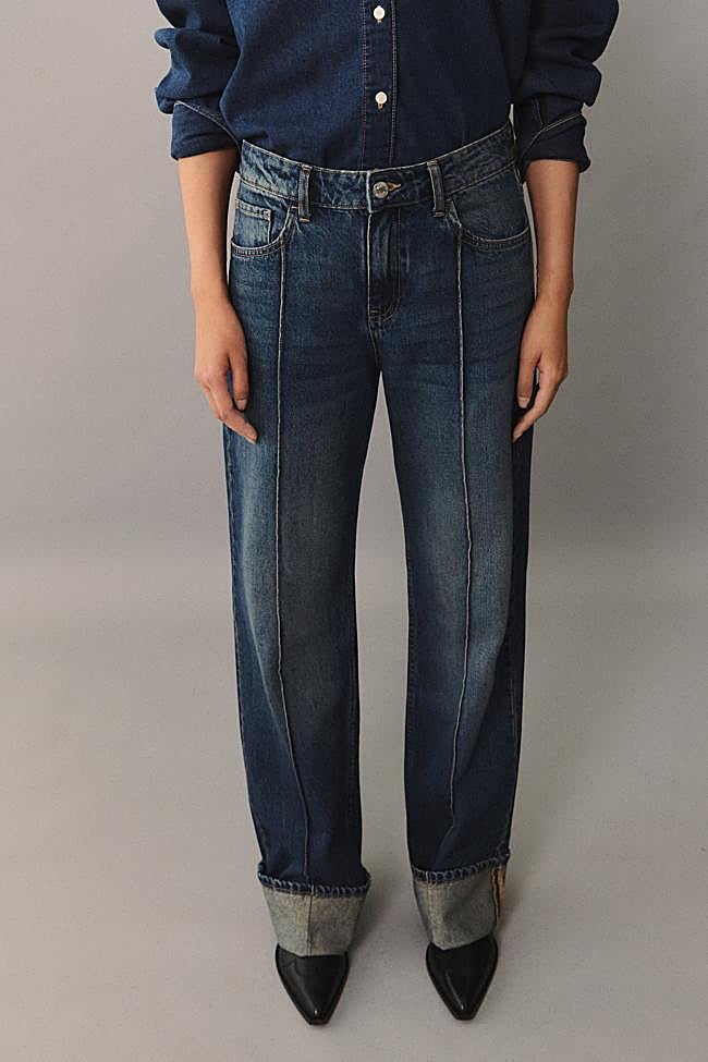 Vaqueros con costura y bajo con vuelta de Mango Outlet.