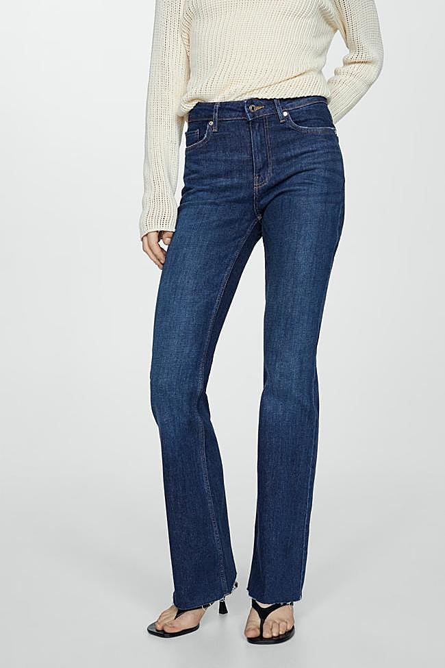 Vaqueros flare de tiro medio de Mango Outlet.