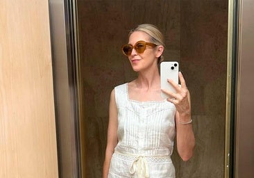Kelly Rutherford con vestido de encaje blanco.