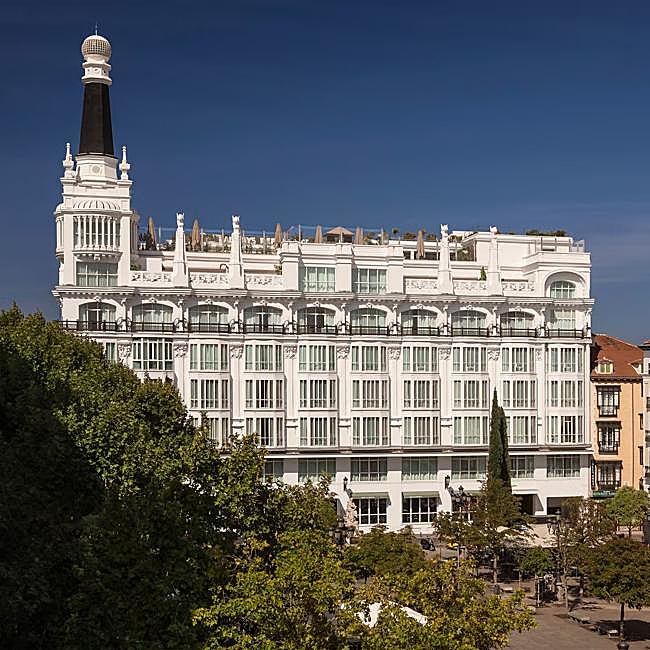 Fachada del icónico hotel ME Reina Victoria, en la Plaza de Santa Ana, de Madrid.