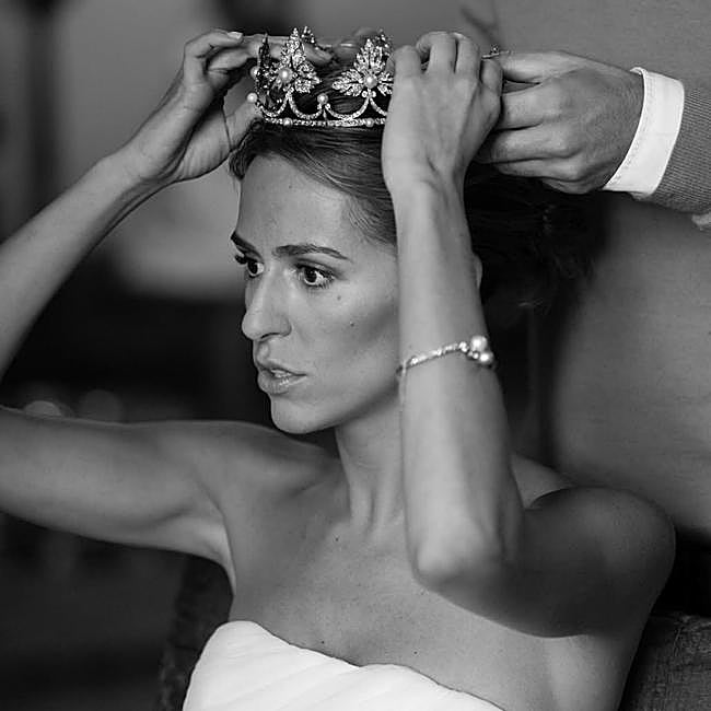 Laura Vecino el día de su boda, ciñéndose la corona ducal de la Casa Medinaceli.