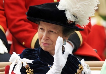 Las tiaras malditas de Ana de Inglaterra: festones, aguamarinas y regalos para pedir perdón del duque de Edimburgo