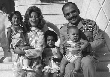 Los reyes Hussein y Alia de Jordania, con sus hijos.