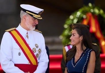 Las vacaciones solitarias en Grecia de la reina Letizia y sus hijas: por qué Felipe VI continúa en Madrid, aunque su agenda sigue vacía