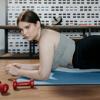 Entre una barriga que hace deporte y un cuerpo de revista que no se levanta de la silla, la ciencia tiene claro quién pierde antes