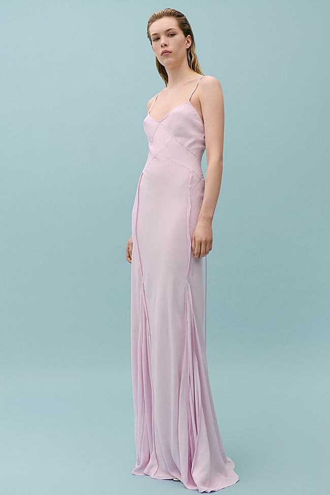 Vestido con costuas decorativas en rosa palo (45,99 euros).