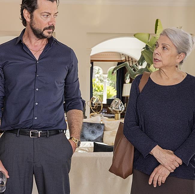 Álvaro Morte y Kiti Mánver como Rafael e Isabel en una imagen de la miniserie española, Dos Tumbas.